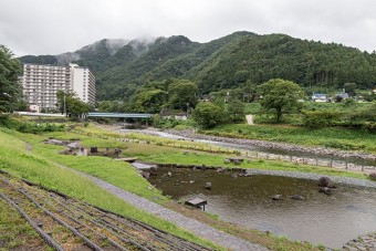 季節になると公園の池はマスのつかみ取りや釣り堀になる