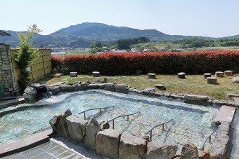 田園風景と星空が自慢の日帰り温泉施設