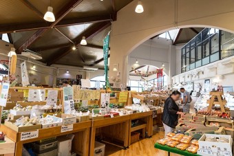 高山村の採れたて野菜や加工品などが並ぶ