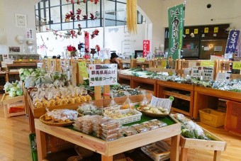 農産物加工品直売所には高山村の採れたて野菜などが集まる