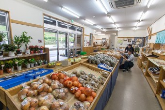 採りたての新鮮野菜や地元のかあちゃん達の手作り品が並ぶ