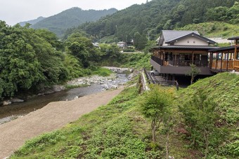 すぐ裏手には南牧川が流れ水遊びができる