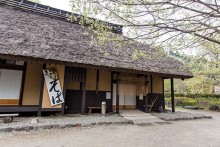 茅葺き屋根の建物が目印