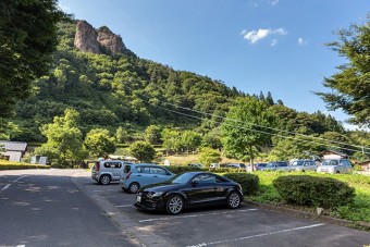 駐車場は道路沿いなど各所にある