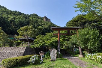 嵩山の登山口になっている