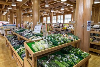 新鮮な地場産野菜や良質な肉、お総菜、お土産などを取り揃える