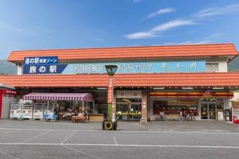 お土産・食堂・コンビニ・軽食などの複合商業施設