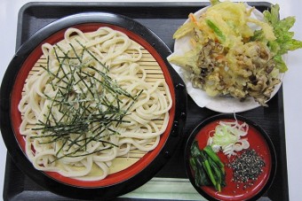 オススメは地元産の小麦で打つ「舞茸天ざるうどん」