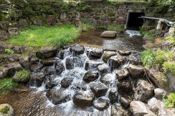 谷川岳からの清流が流れる