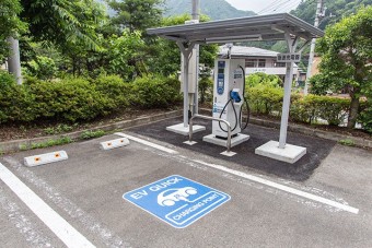 電気自動車の急速充電器完備