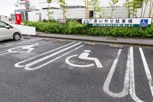 身障者や高齢者用の駐車場を完備