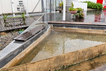 アルカリ泉の足湯が2箇所