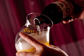 各ビール専用のグラスにビールを注ぎます