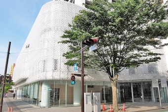 商業施設を改装して作られた美術館