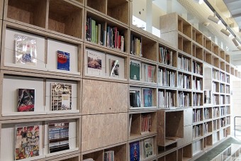 アーカイヴでは美術や建築に関する書籍が豊富に取り揃えてあります。