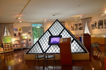 ルーブル美術館のガラスピラミッドを10分の1サイズで再現。お好きな歌手の歌と映像をお楽しみいただけます。
