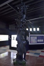 館長オリジナル像・人類は皆同じといった思いが込められています