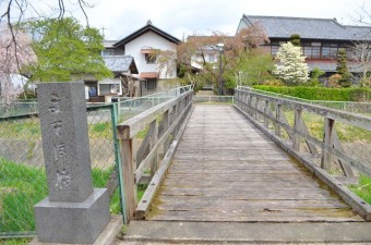 温故館への橋