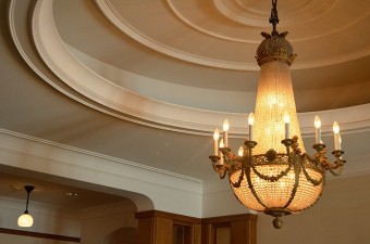 館内の照明器具などの装飾品は竹久夢二が生きていた時代のものが使用されています。