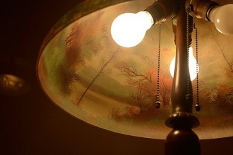 傘の裏側には絵が重ねられ描かれており、奥行きのある絵画を楽しめるランプとなっています。