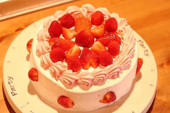 誕生日会やお祝いもおまかせください！ホールケーキも承れます。