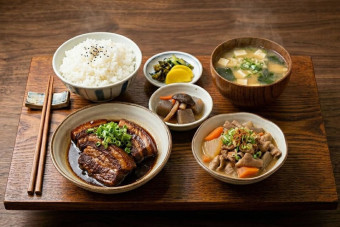 豚角煮ともつ煮定食