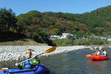 ダブルパドルを操って川を降りる。冒険気分を満喫しよう