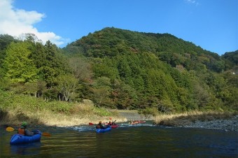 大型のボートでは体験できなかったコースもパックラフトなら可能に