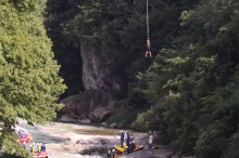 みなかみバンジーではジャンプのあと、川岸のポイントまで降ろして着地