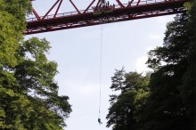 渓谷の赤い橋が目印！水の量によって最大62mの高さからジャンプできる