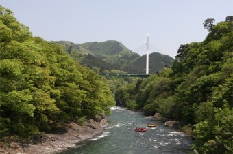 みなかみ町の諏訪峡大橋。ラフティングを楽しむ人の姿も