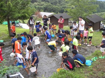 じゃぶじゃぶ池でのニジマスつかみ取り大会。