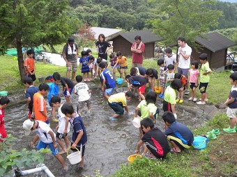 じゃぶじゃぶ池でのニジマスつかみ取り大会。