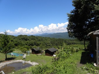 中ノ岳、十二ケ岳の北面に広がるキャンプ場。