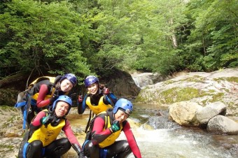川すべりや滝つぼにジャンプ！キャニオニングは仲間と体験すると楽しさ倍増