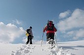 晴天の雪景色。雪原を進めば絶景が広がる