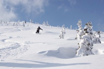 バックカントリーの舞台は絶景広がる山々