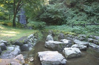 場内に流れる小川は遊水場。