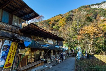 吹割の滝まではレトロな土産物店が立ち並ぶ