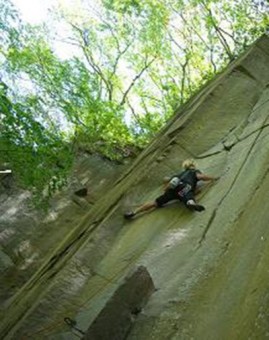 断崖絶壁を登る「トップロープ」の様子