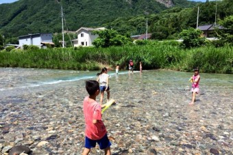 栗原川は浅瀬の時が多いので、こどもも安心して水遊びできる。