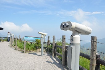 望遠鏡で目の前に広がる関東平野を見渡せます。