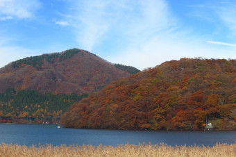 榛名湖を望む紅葉風景