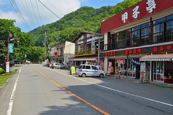 周辺ではお土産の販売も行っています。