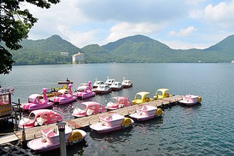 ボートに乗って榛名湖の景観を楽しむことができます。