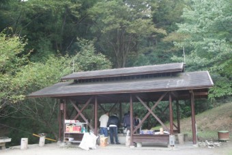 バーベキュー棟は、デイBBQの場合は10人以上で貸切可（有料）。