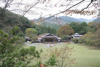 芝生の広場と野外ステージ。