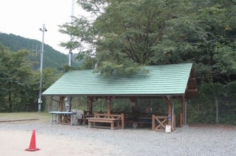 バーベキュー棟で雨でもOK。