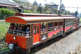 鉄道文化むらと結ぶトロッコ列車。