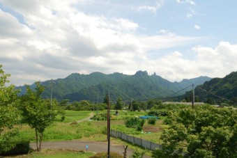 コテージベランダから望む妙義山。